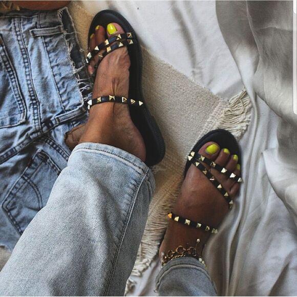 🆕️Summer Faves Collection// Black Strappy Sandal - Picture 1 of 5